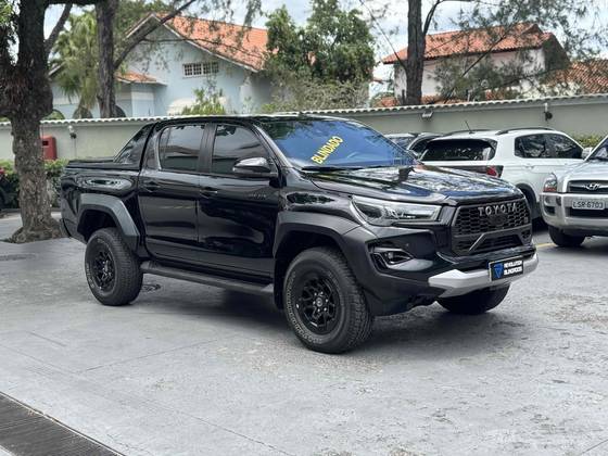 TOYOTA HILUX 2.8 D-4D TURBO DIESEL CD GR-S 4X4 AUTOMÁTICO